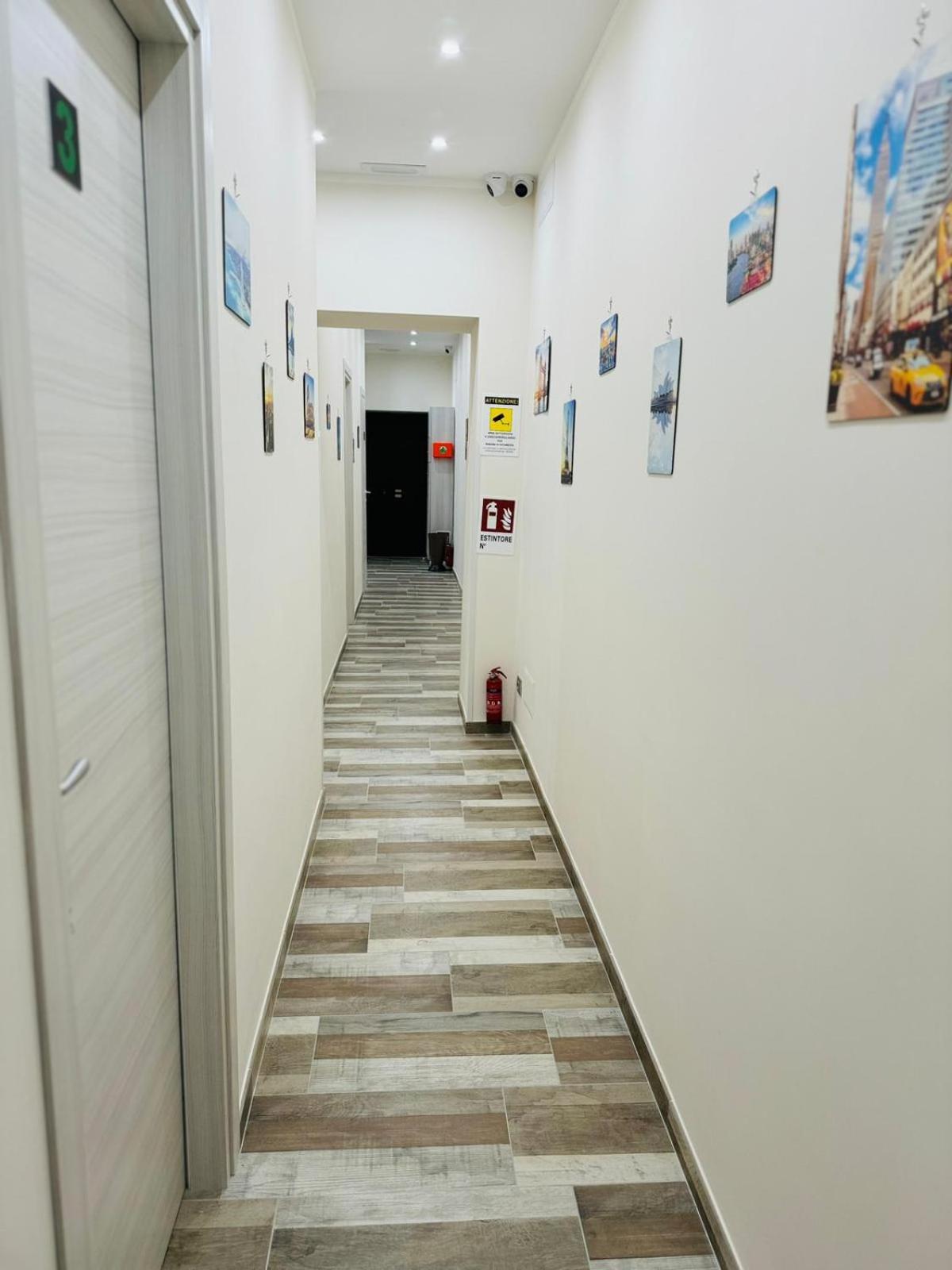 ホテル Punto House Ferrovia ナポリ エクステリア 写真